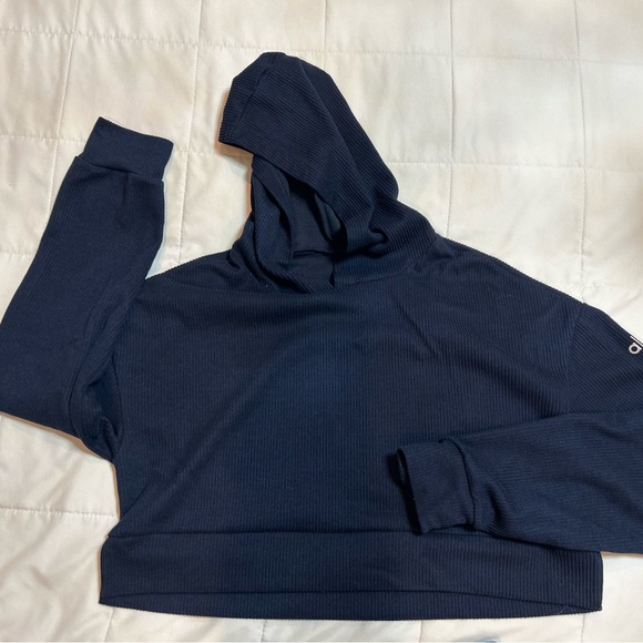 ALO - Matching set: Cropped hoodie and shorts with 3 inch inseam - Picture 3 of 9